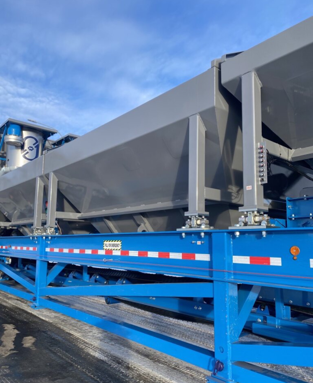 Charging conveyor and aggregate bins